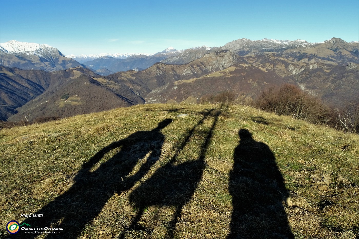 45 Le nostre ombre accanto a quella della croce dello Zuc di Valmana (1546 m).JPG